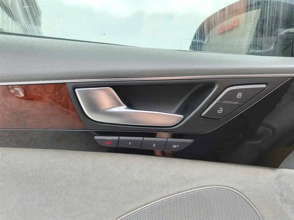 Audi A8 2011 A8L 3.0 TFSI quattro Comfort (245kW) фото 13