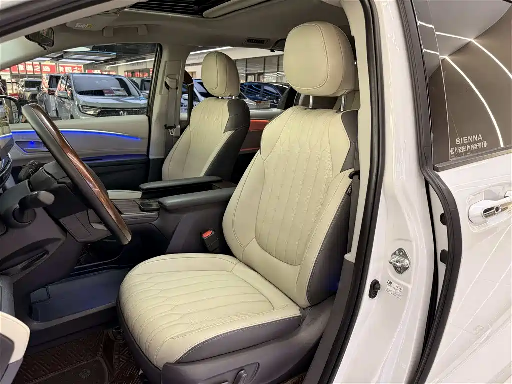 Toyota Sienna 2023 2.5L Hybrid Comfort Edition фото 5