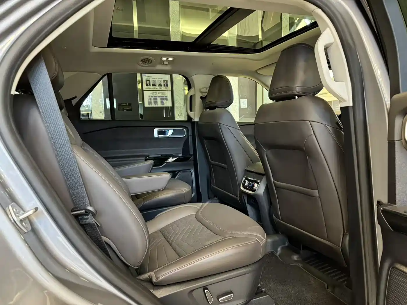 Ford Explorer 2024 2.3T EcoBoost AWD Titanium Edition 6-Seater фото 6