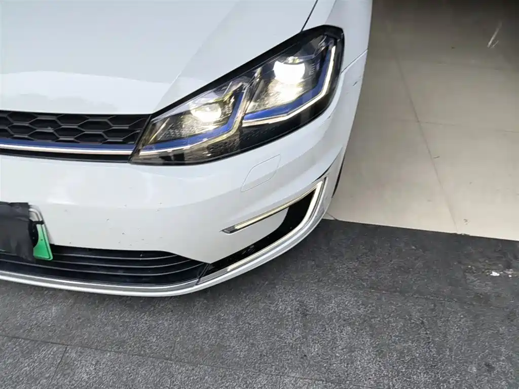 Volkswagen Golf Electric 2020 Chi фото 24