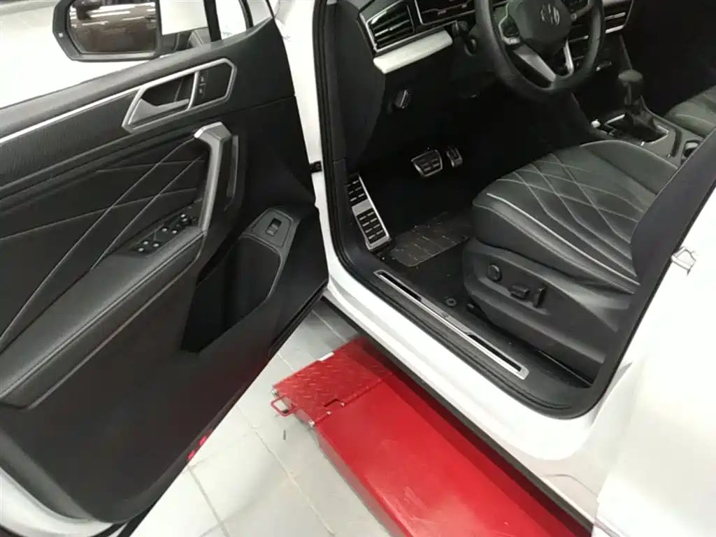 Volkswagen Tiguan L 2024 330TSI Automatic 2WD R-Line Premium Enjoyment Edition фото 23