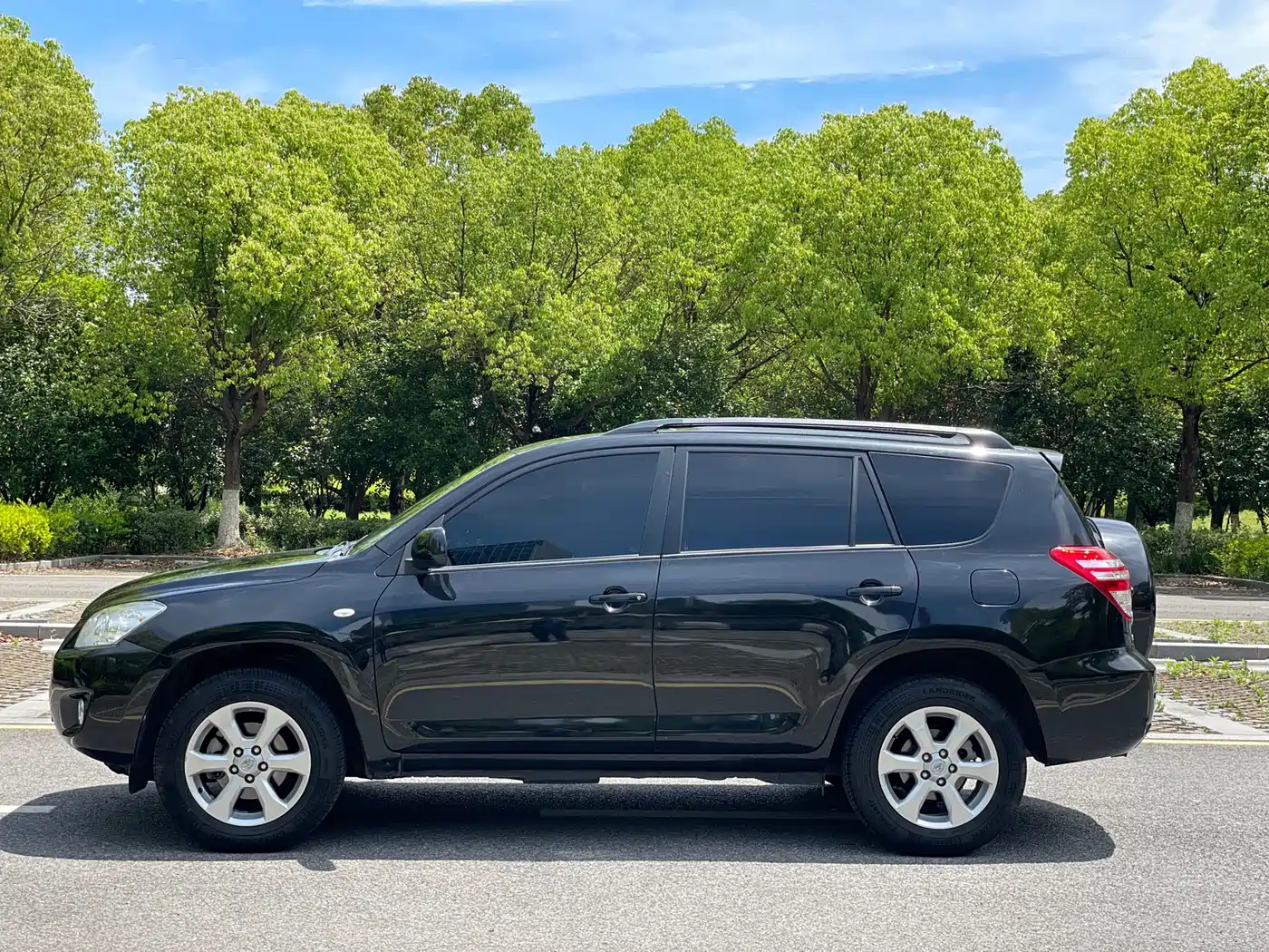Toyota RAV4 Rongfang 2011 2.0L Automatic Luxury Edition фото 18