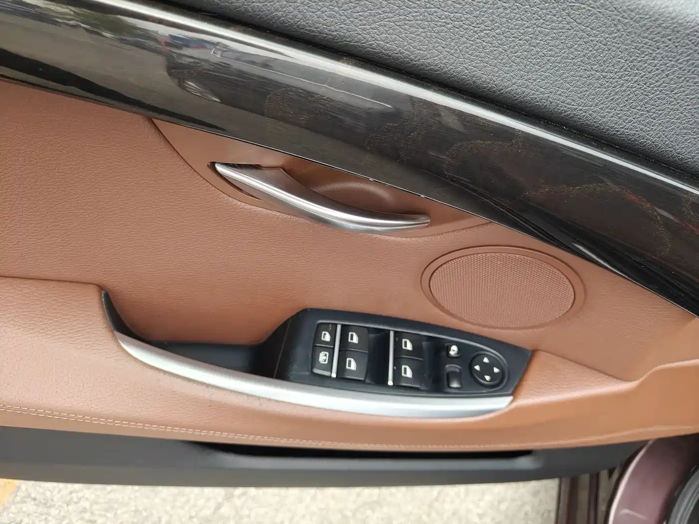 BMW 5 Series GT 2010 535i Leading Model фото 6