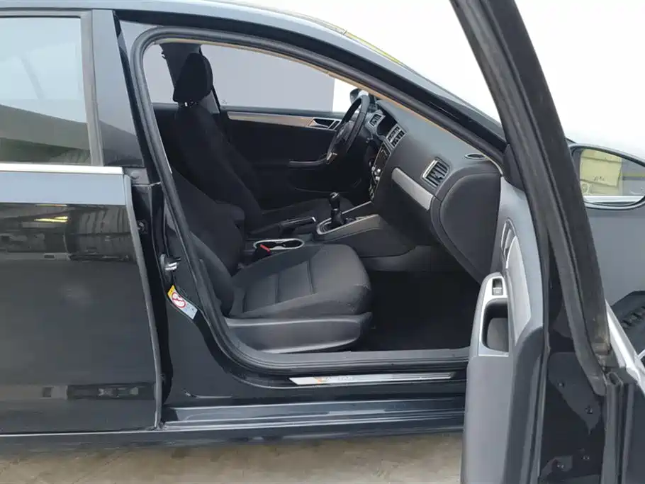 Volkswagen Sagitar 2014 Facelift 1.6L Manual Leading Version фото 8