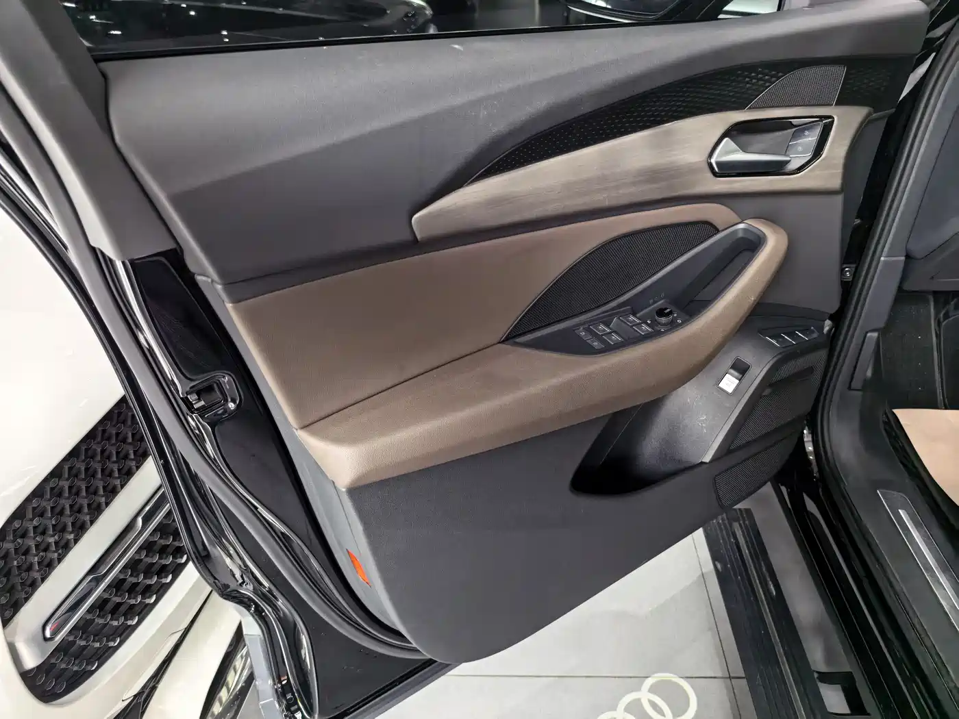 Audi Q6 2024 45 TFSI quattro Qi Yun Yu Lin Package 7-seater фото 7