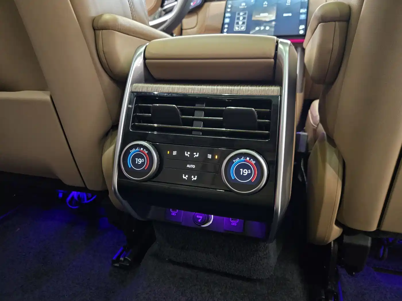 Land Rover Range Rover 2024 3.0 L6 360PS Golden Age Edition фото 27