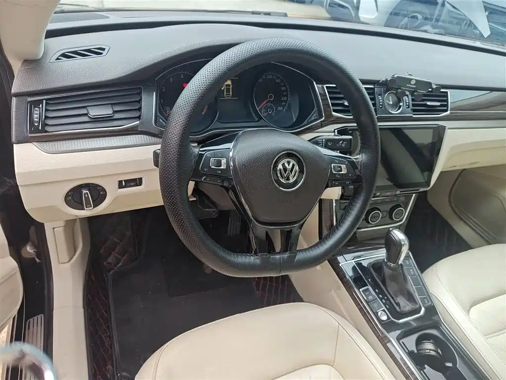 Volkswagen Passat 2016 280TSI DSG Honor Edition фото 11