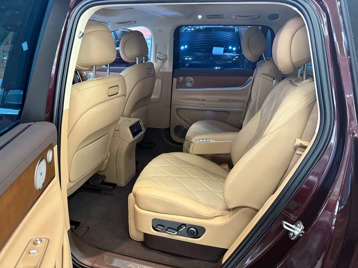 AITO Wenjie AITO M9 2025 Extended Range Ultra 52kWh 6-Seater фото 9
