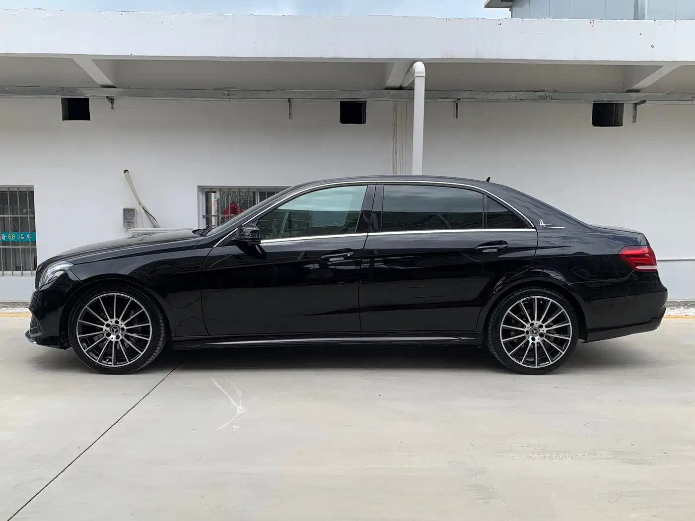 Фото 4 - Mercedes-Benz E-Class