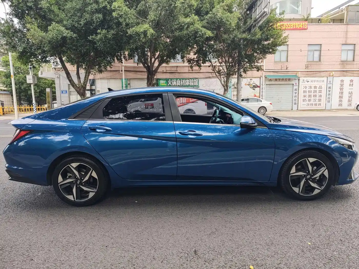 Hyundai Elantra 2021 1.5L CVT LUX Premium Edition фото 16