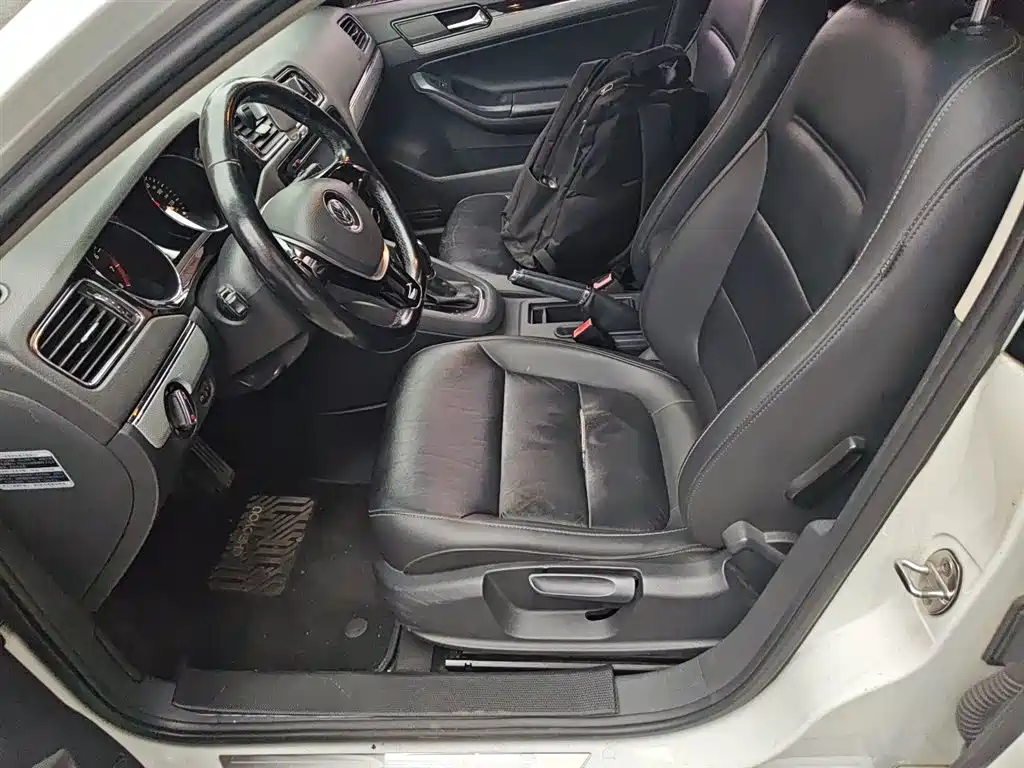 Volkswagen Sagitar 2015 1.6L Automatic Comfort фото 8