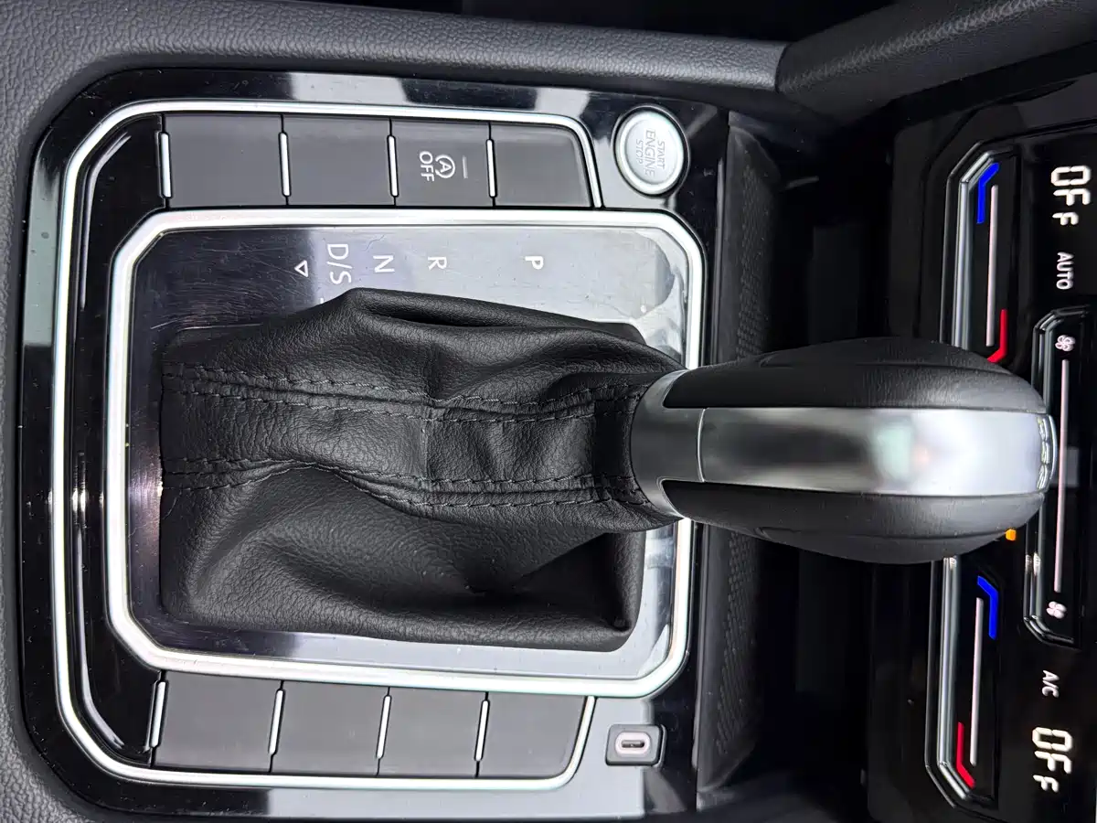 Volkswagen Magotan 2023 Model 2 Million Commemorative Edition 330TSI DSG Luxury фото 12