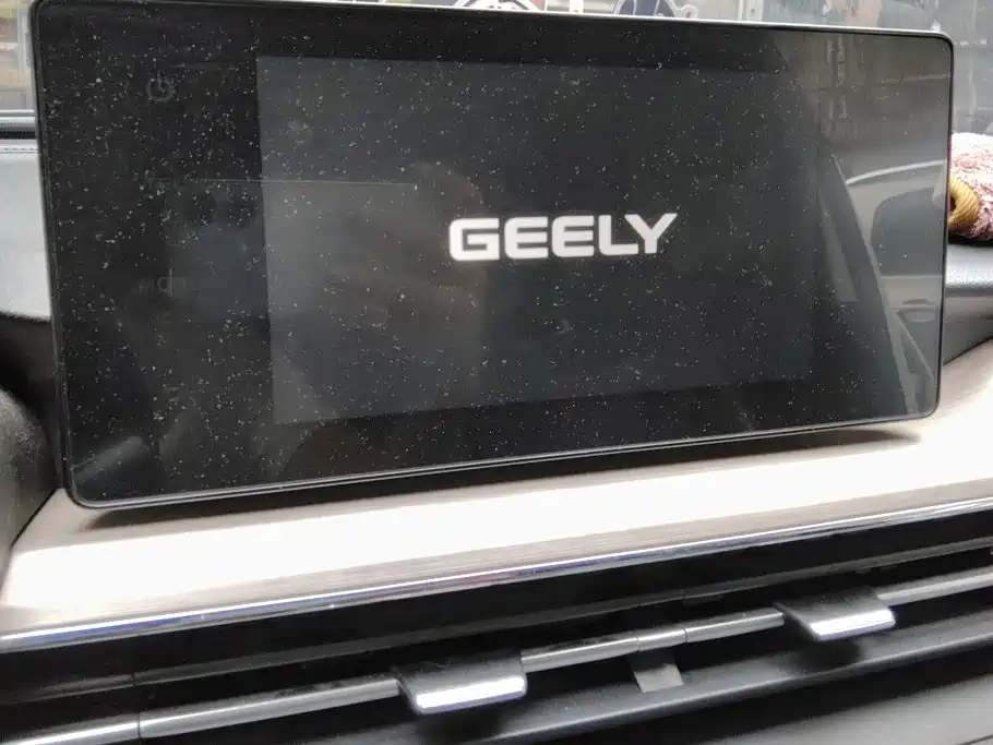 Фото 13 - Geely Vision X3