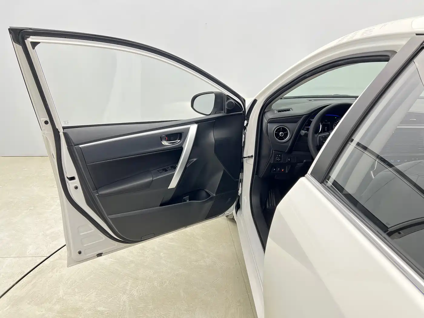 Toyota Corolla 2018 Hybrid 1.8L E-CVT Smart Edition фото 10