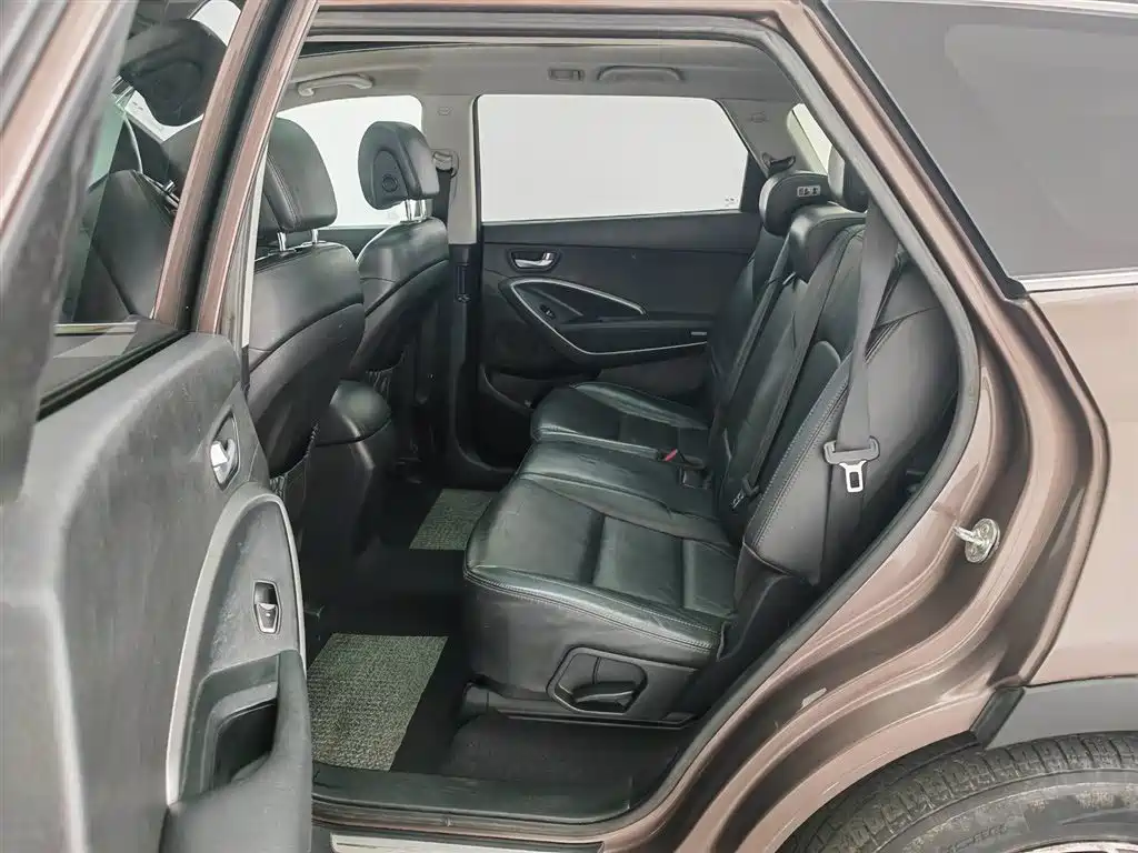 Hyundai Grand Santa Fe 2013 3.0L 7-Seater 4WD Comfort Edition фото 15