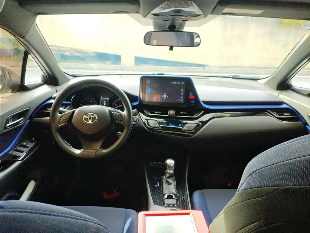 Toyota C-HR 2018 2.0L Leading Sunroof Edition V фото 3