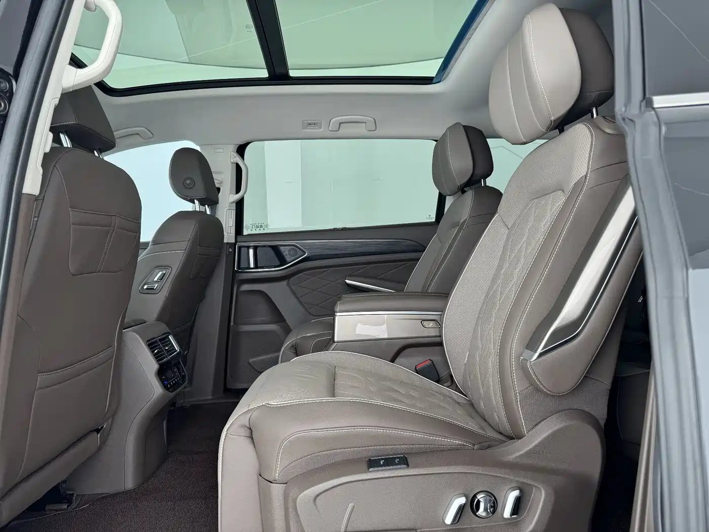 Volkswagen Viloran 2023 380TSI Premium Edition фото 10