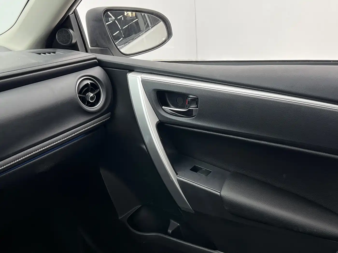 Toyota Corolla 2018 Hybrid 1.8L E-CVT Smart Edition фото 11
