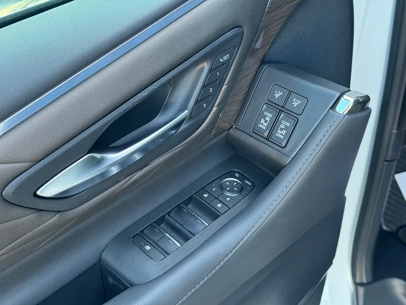 Toyota Vellfire 2024 Crown Hybrid 2.5L Executive Premium Edition фото 9