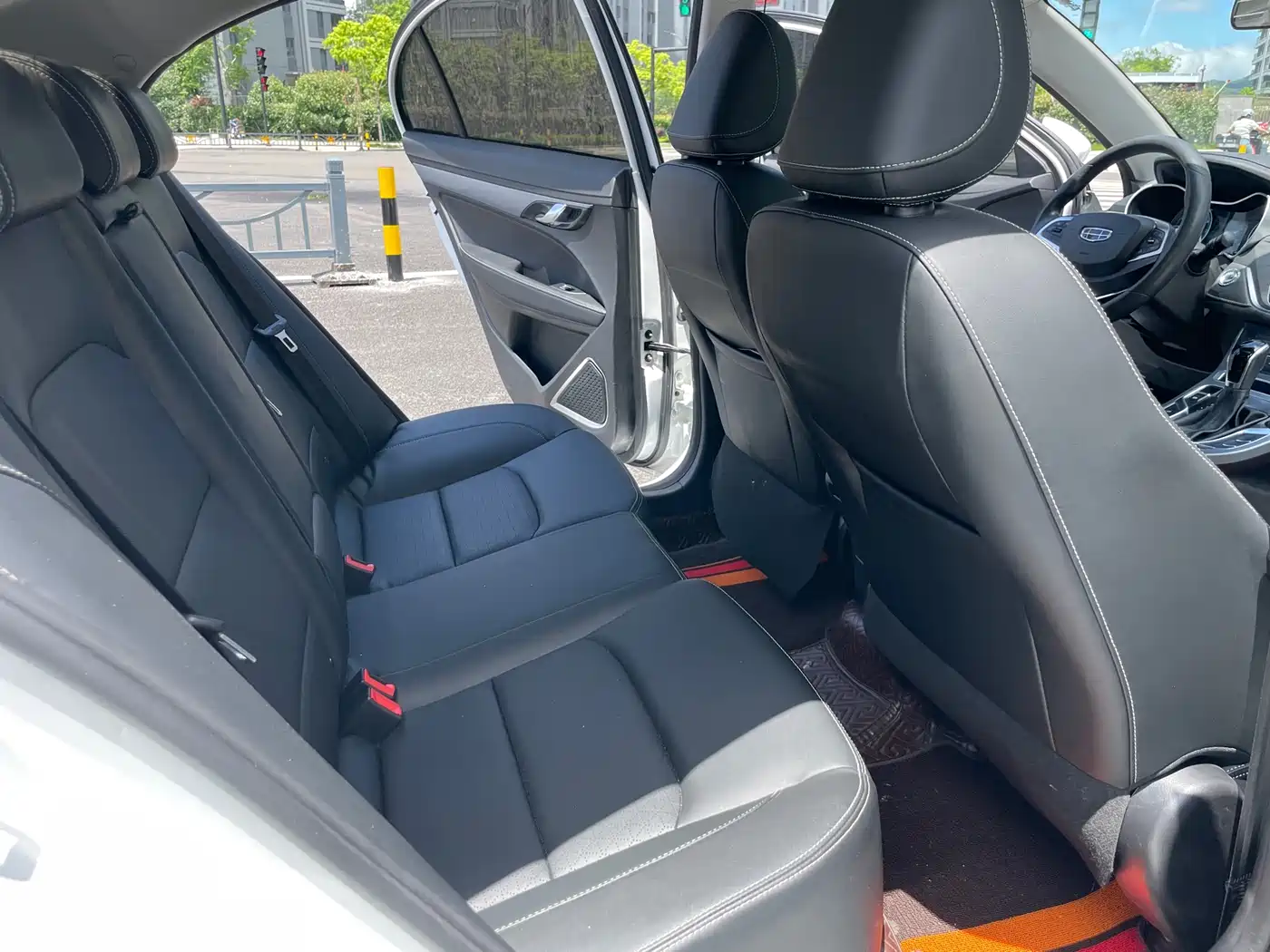 Фото 9 - Geely Emgrand