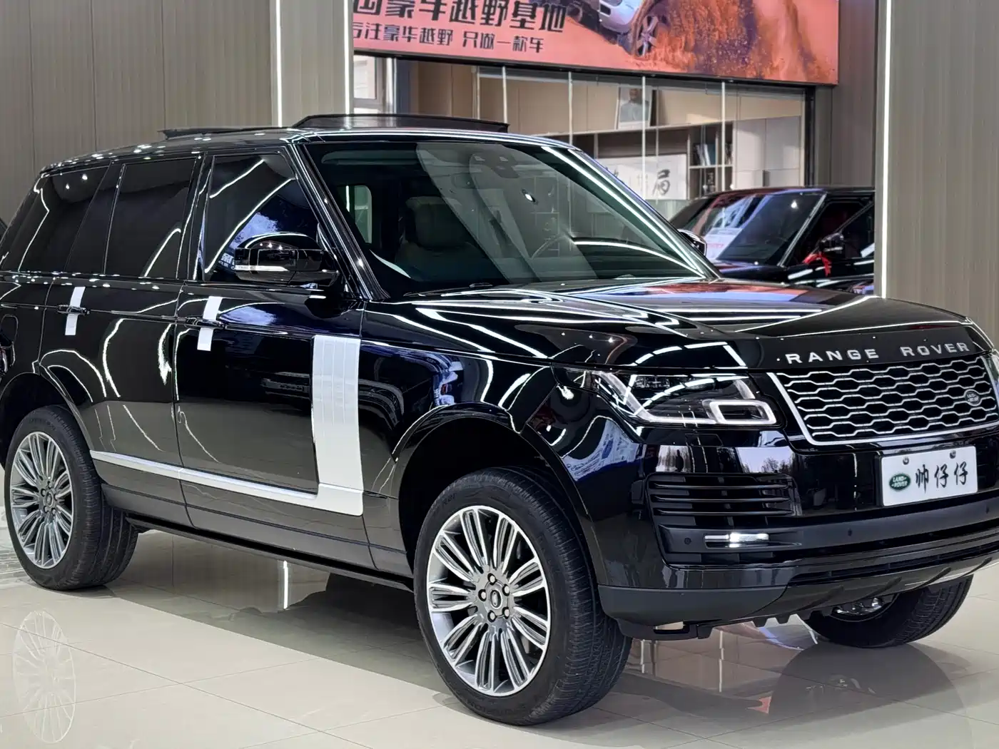 Land Rover Range Rover 2022 3.0 L6 360PS Golden Age Edition фото 7