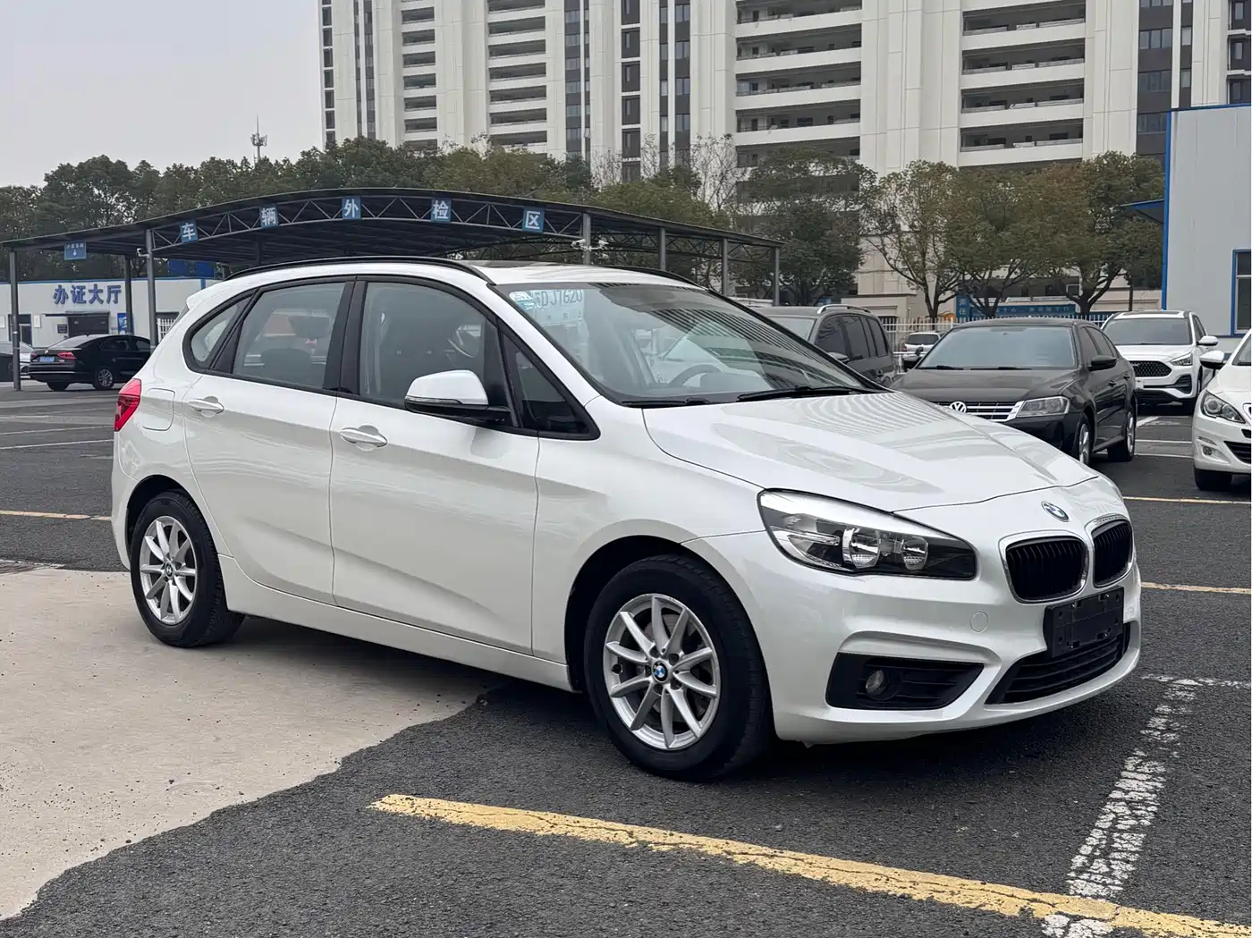 BMW 2 Series Touring 2018 218i Sport Line фото 3