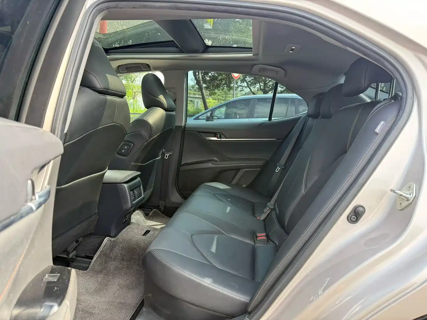 Toyota Camry 2021 Hybrid 2.5HG Luxury Edition фото 6