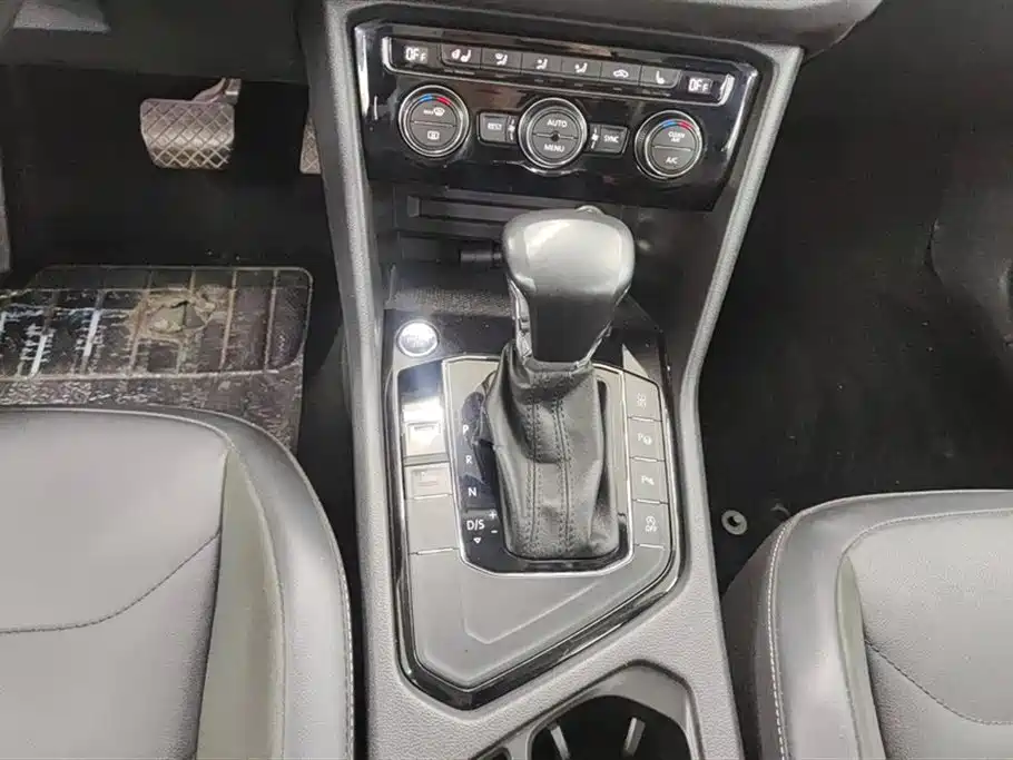 Volkswagen Tiguan L 2019 330TSI Automatic 2WD Smart Luxury Edition China VI фото 16