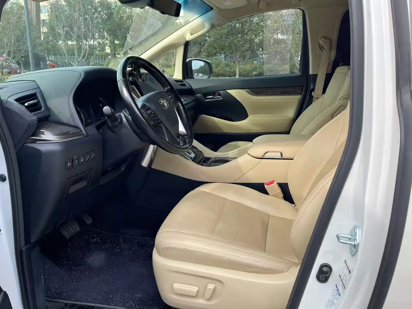 Toyota Vellfire 2021 Crown Hybrid 2.5L HV Supreme Edition фото 4