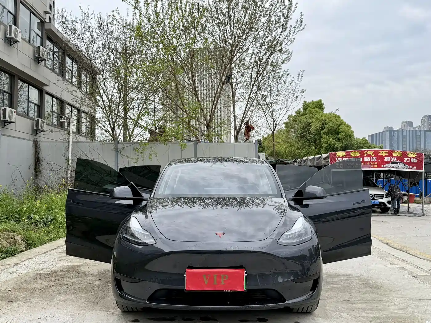 TESLA MODEL Y