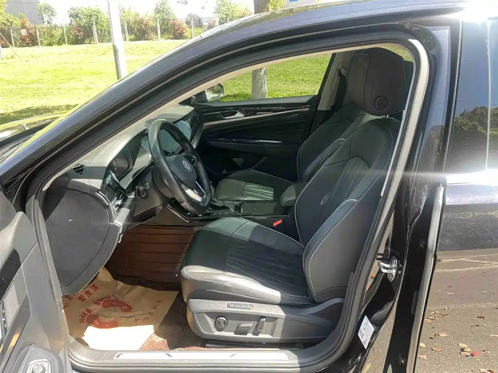 Volkswagen Passat 2022 330TSI Starlight Luxury Edition фото 13