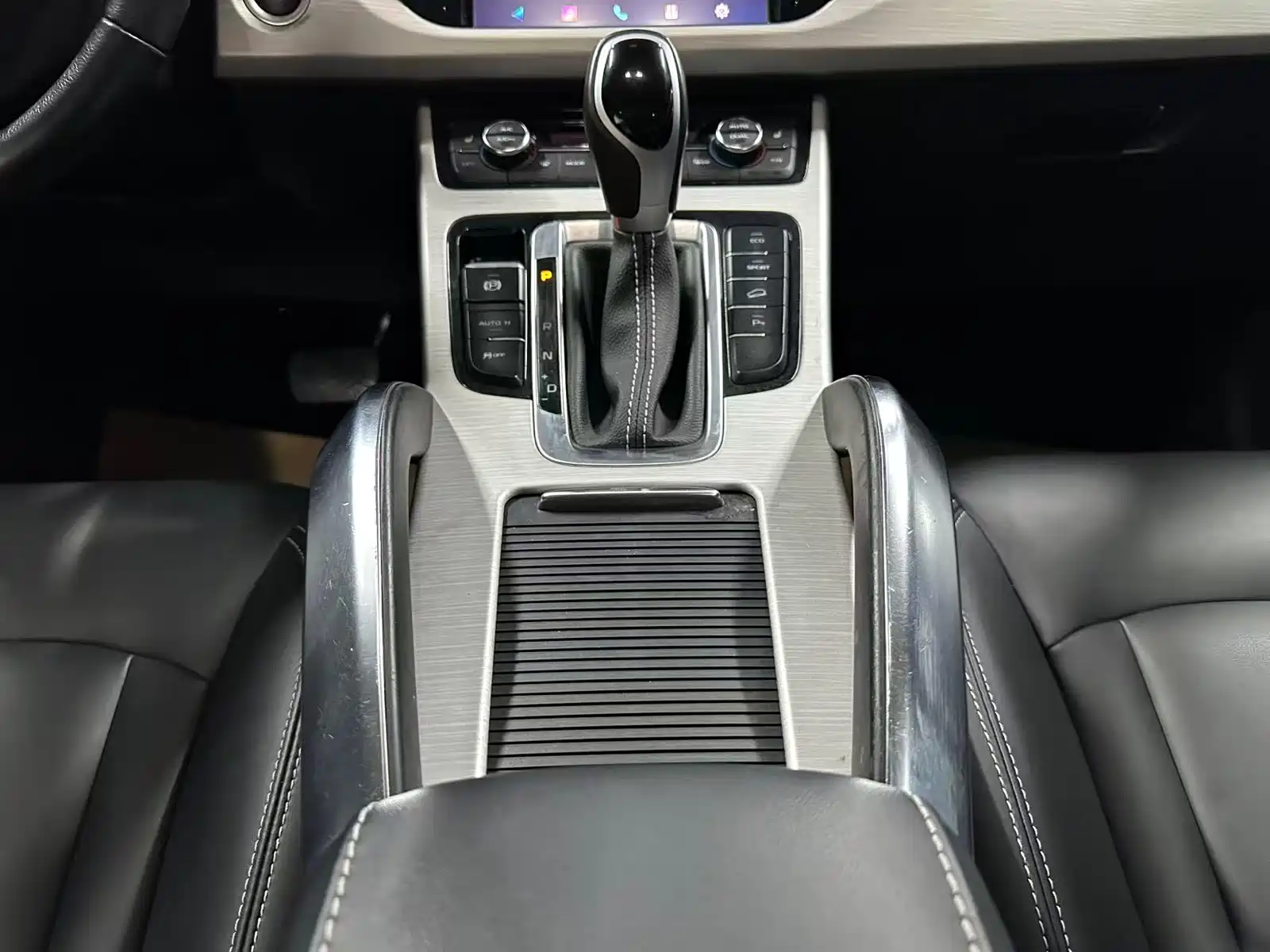 Фото 12 - Geely Atlas