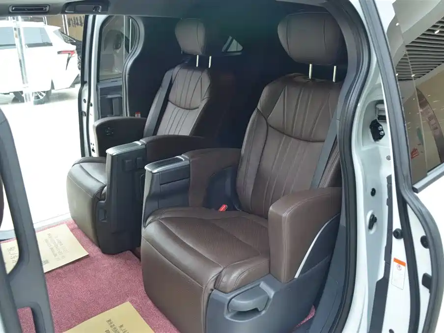 Toyota Granvia 2024 2.5L Hybrid Premium PLUS 4WD Edition фото 11