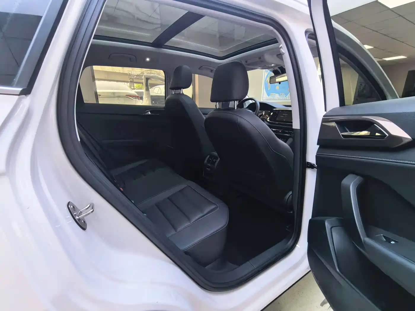 Volkswagen Tharu 2022 280TSI FWD Luxury Edition фото 22