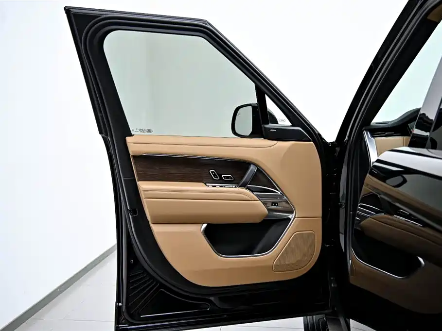 Land Rover Range Rover 2023 3.0 L6 360PS Golden Age Edition фото 20