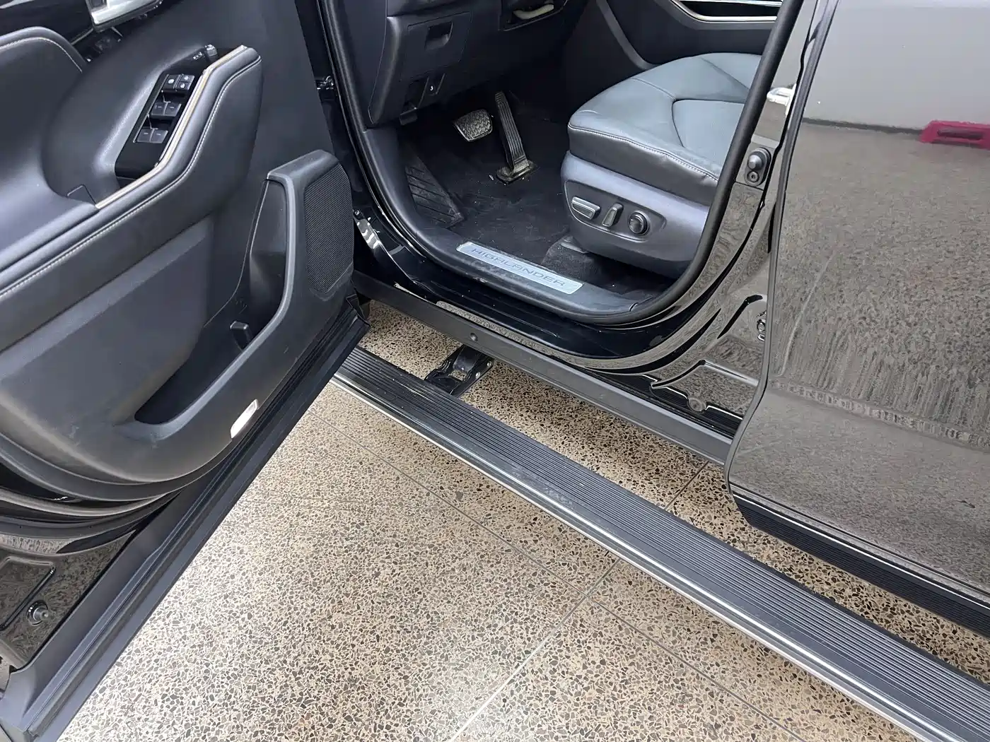 Toyota Highlander 2023 2.5L Smart Hybrid AWD Knight Edition 7-Seater фото 30