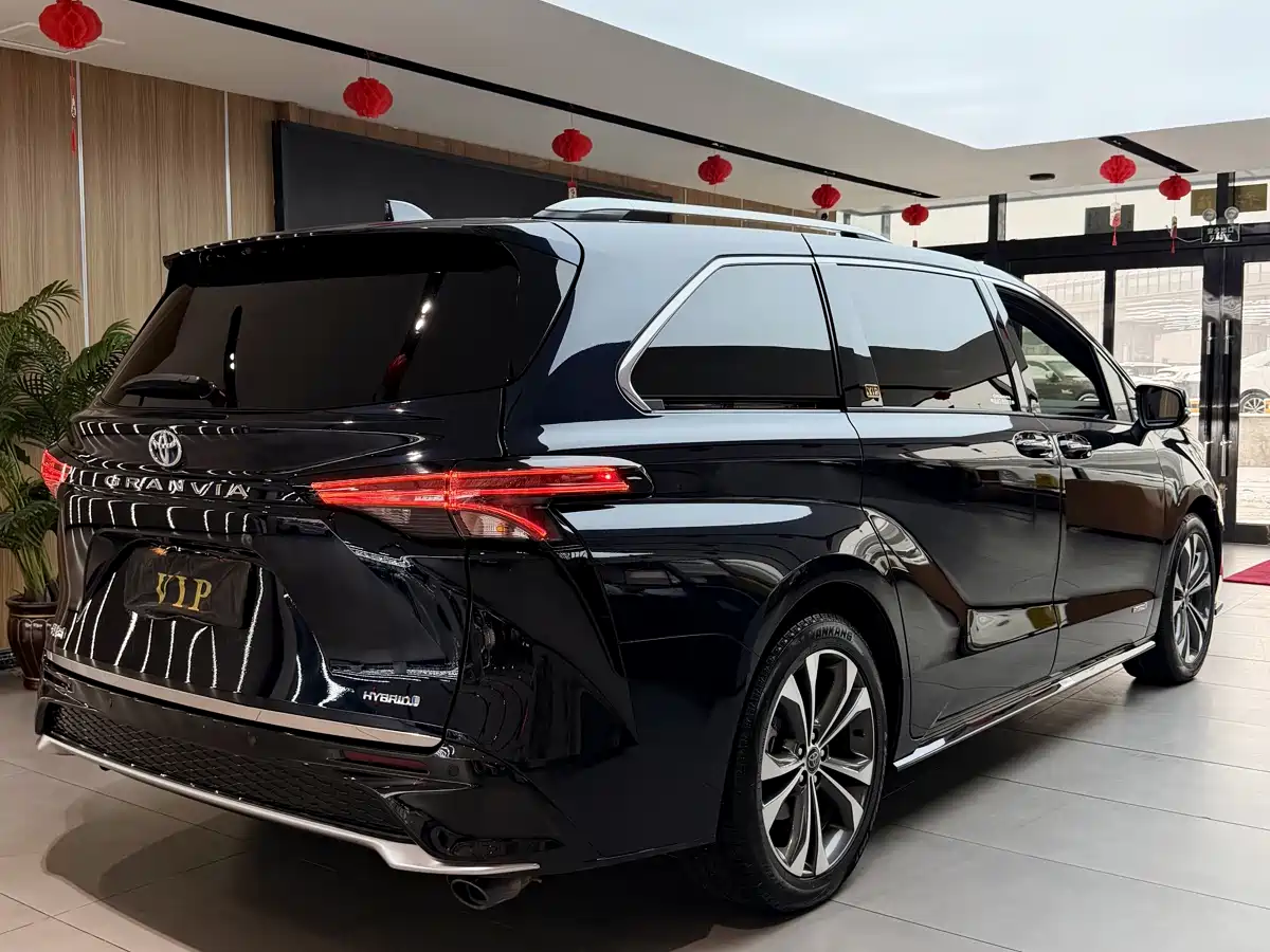 Toyota Granvia 2023 2.5L Hybrid Flagship VIP Edition фото 4