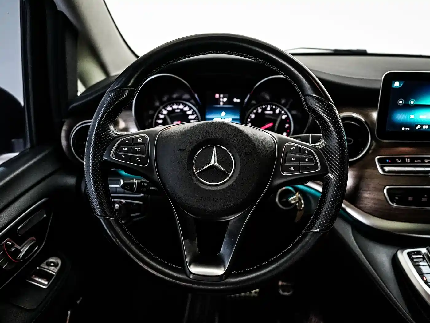 Mercedes-Benz V-Class 2020 Model V 260 L Long Wheelbase Luxury фото 14