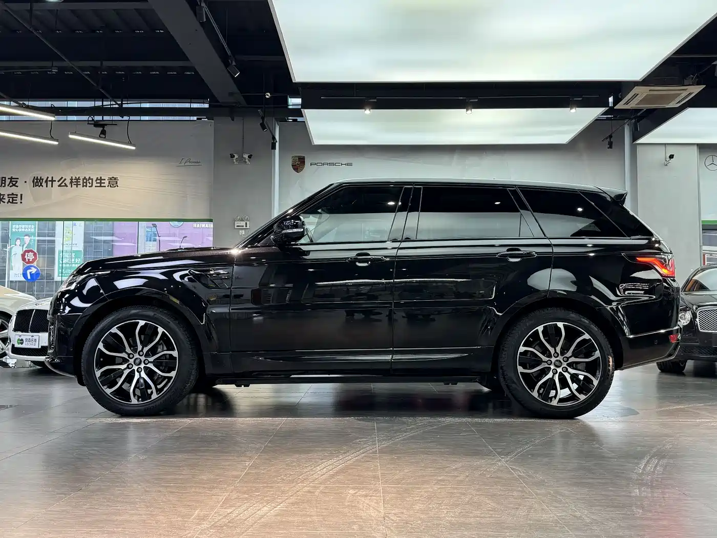 Land Rover Range Rover Sport 2021 3.0 L6 Gloss Black Edition фото 22