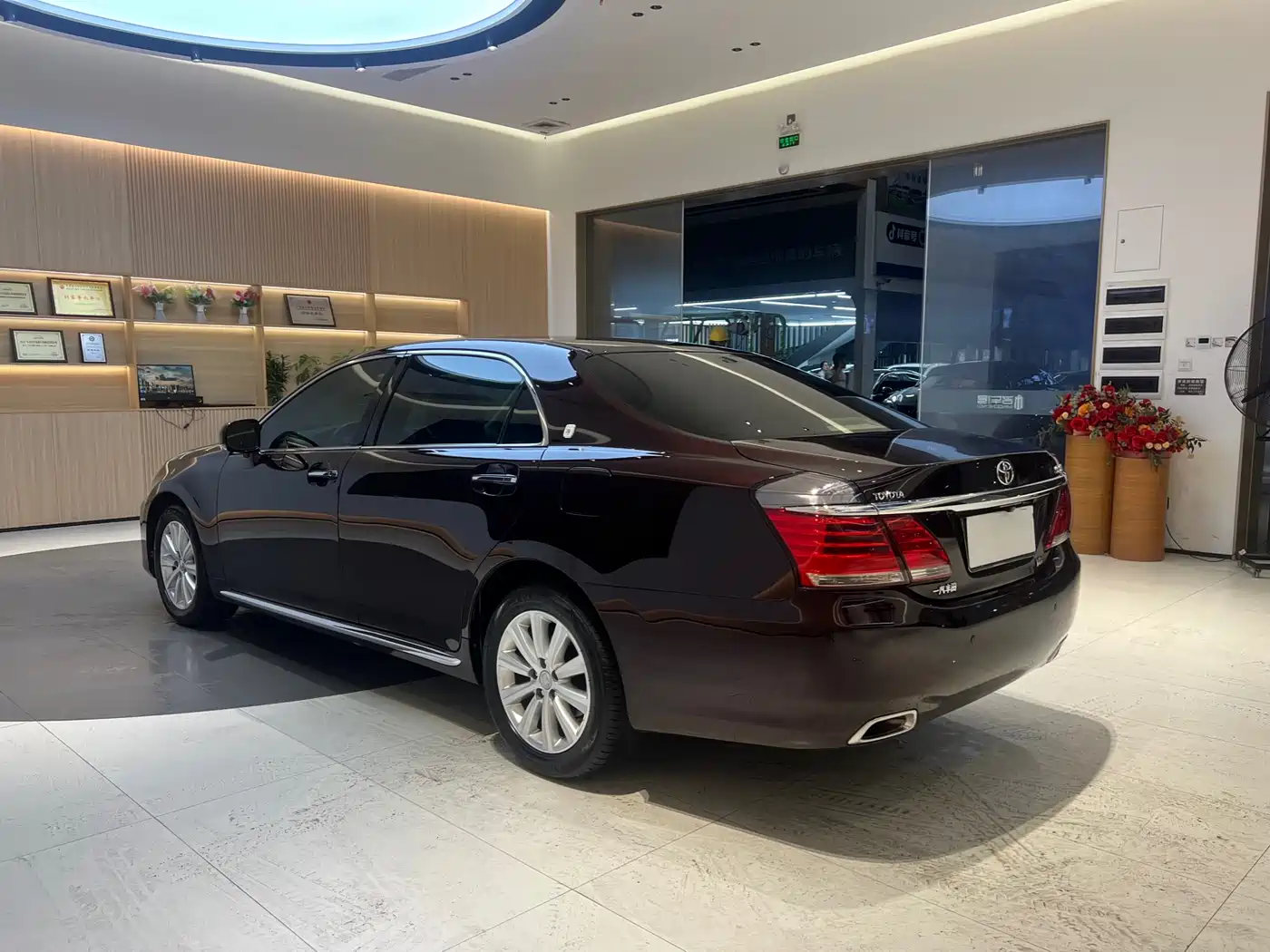 Toyota Crown 2012 2.5L Royal Navigation Edition фото 6