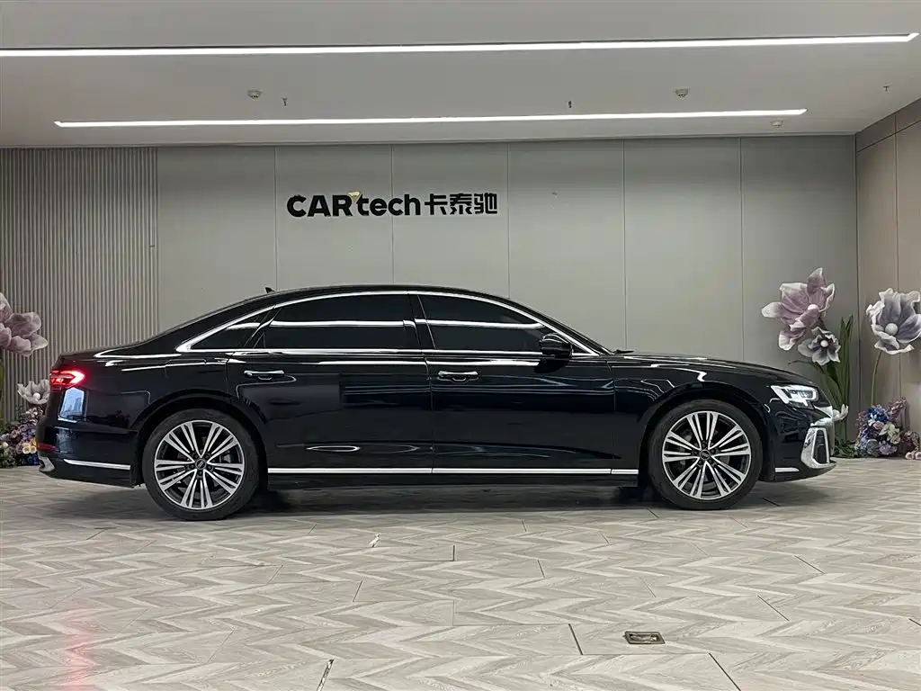 Photo 4 - Audi A8
