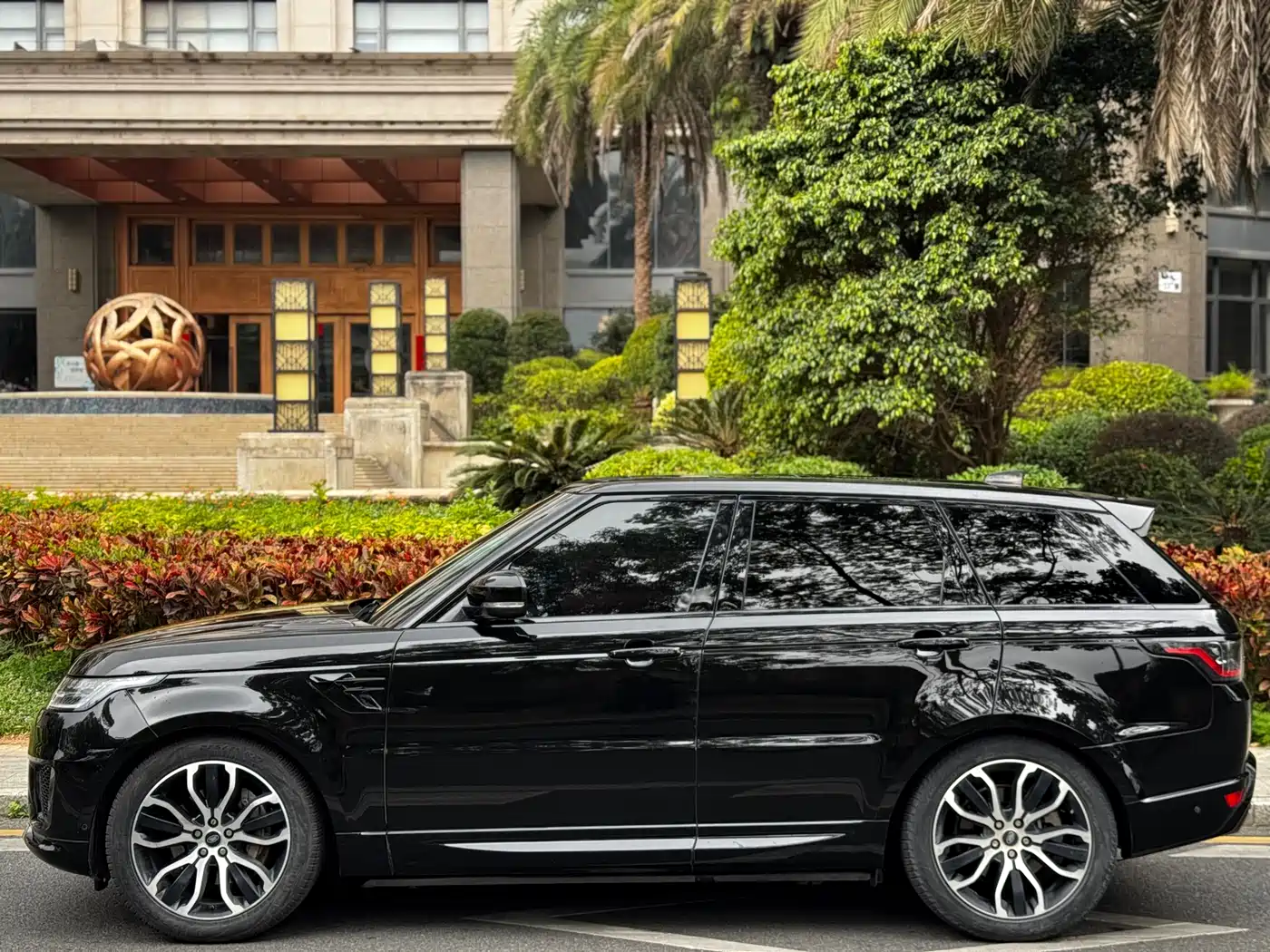 Land Rover Range Rover Sport 2021 3.0 L6 Gloss Black Edition фото 4