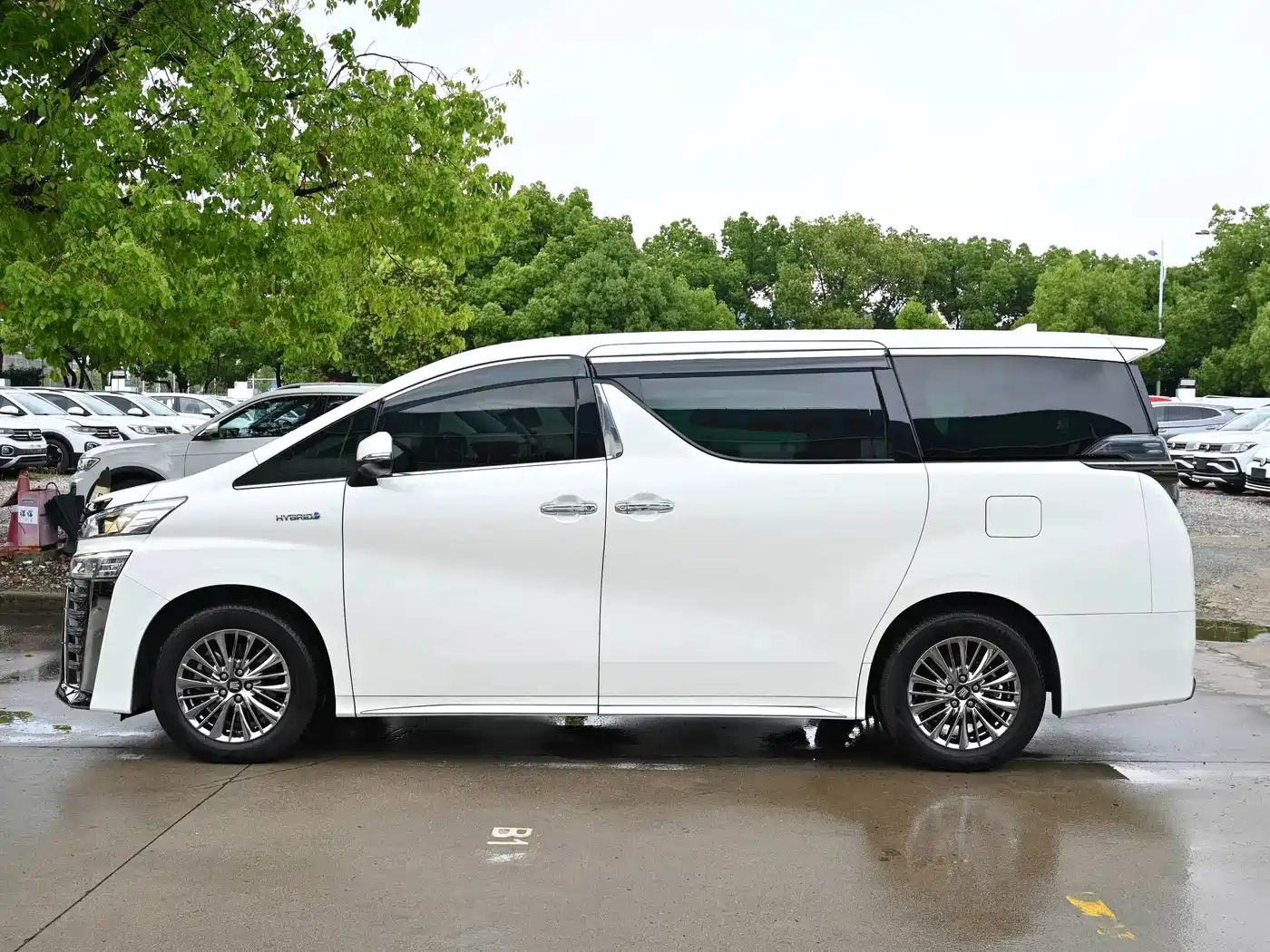 Toyota Vellfire 2021 Crown Hybrid 2.5L HV Supreme Edition фото 2