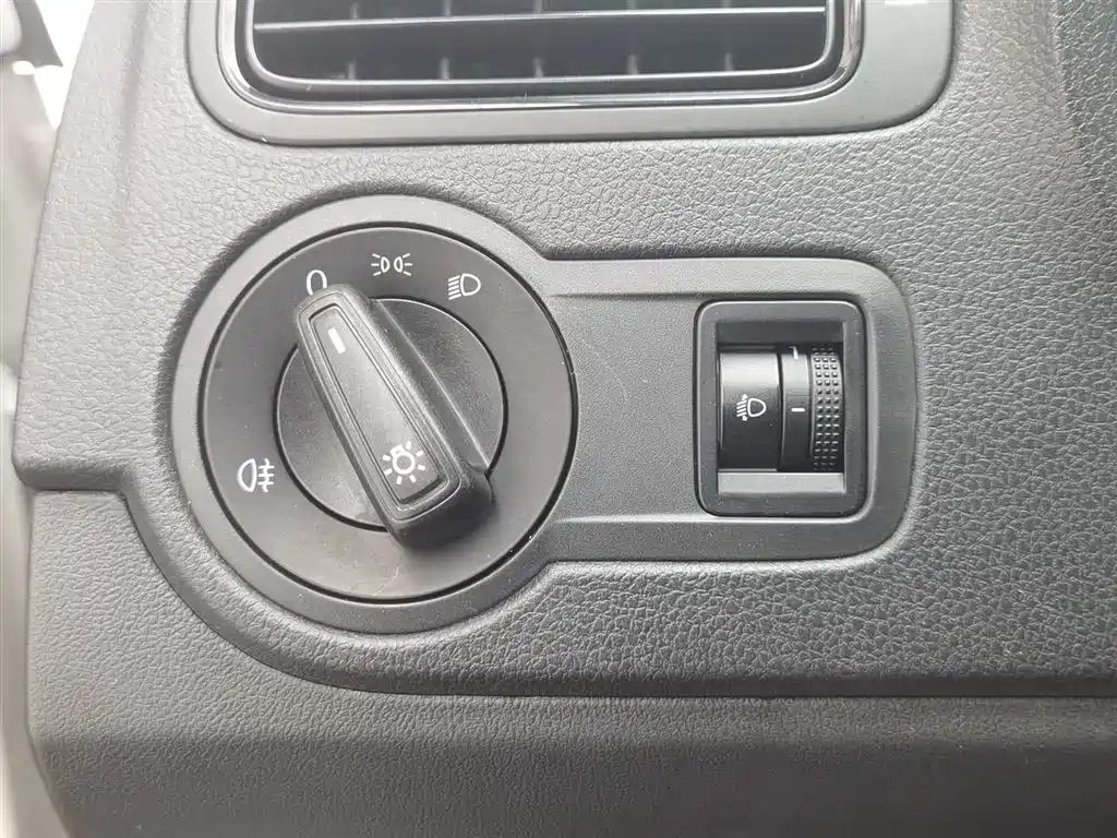 Volkswagen Polo 2016 1.4L Automatic Trend фото 21