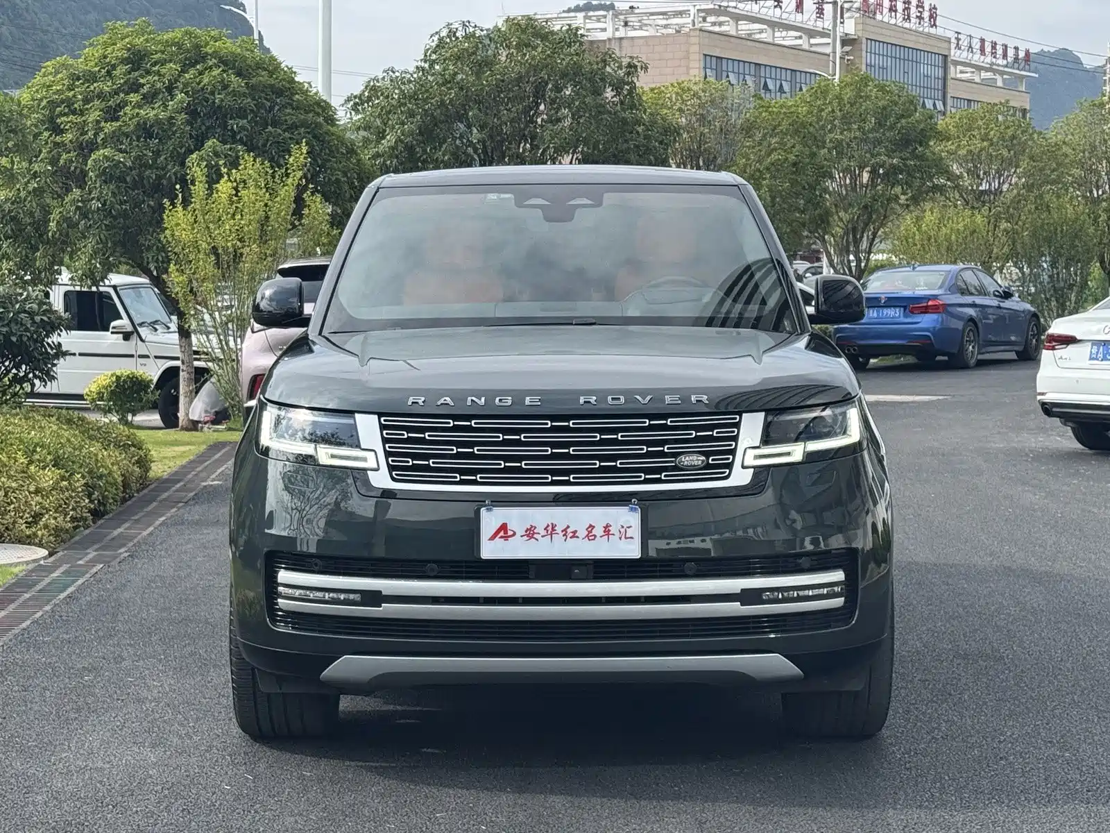 Photo 2 - Land Rover Range Rover