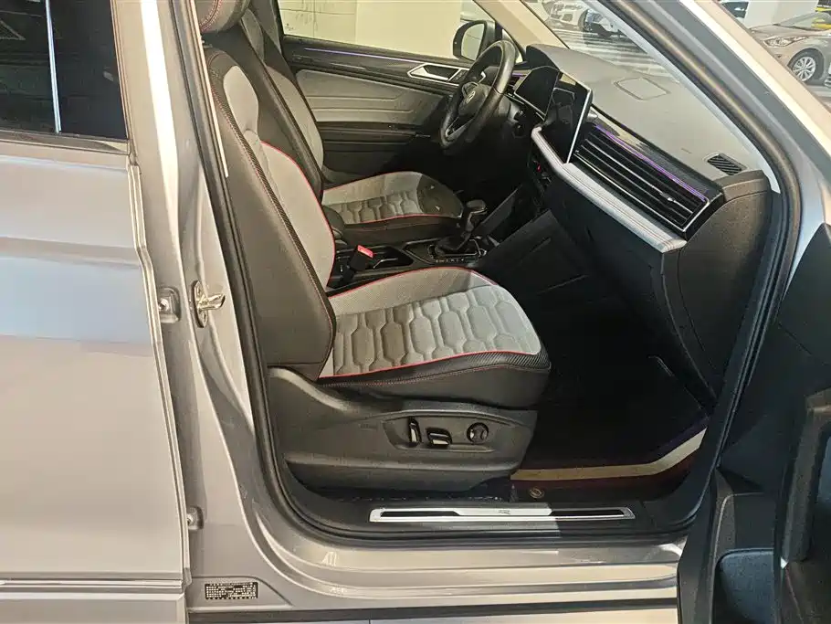 Volkswagen Tiguan L 2022 330TSI Automatic 2WD R-Line Flagship Edition фото 8