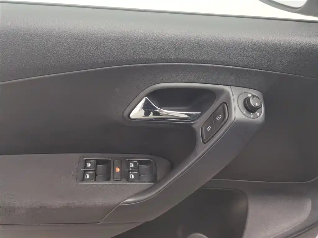 Volkswagen Polo 2016 1.4L Automatic Trend фото 9