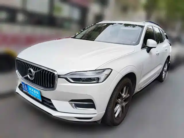 Volvo XC60 2021 T5 AWD Momentum — фото 1