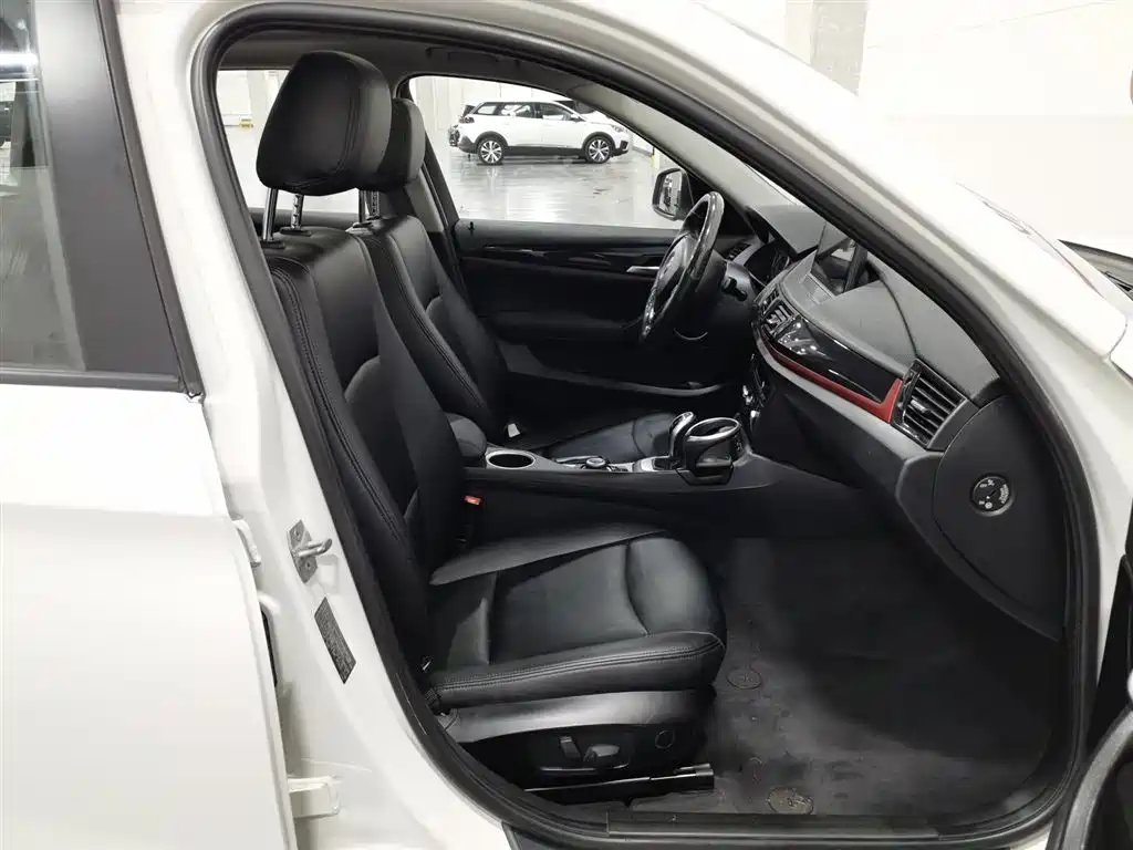 BMW X1 2015 Model sDrive18i Fashion Advanced Edition фото 23