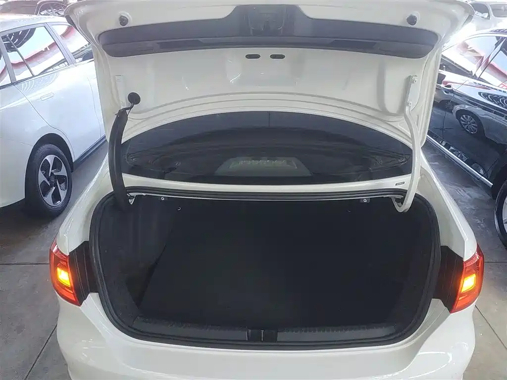 Volkswagen Sagitar 2014 Facelift 1.4TSI Automatic Luxury фото 19